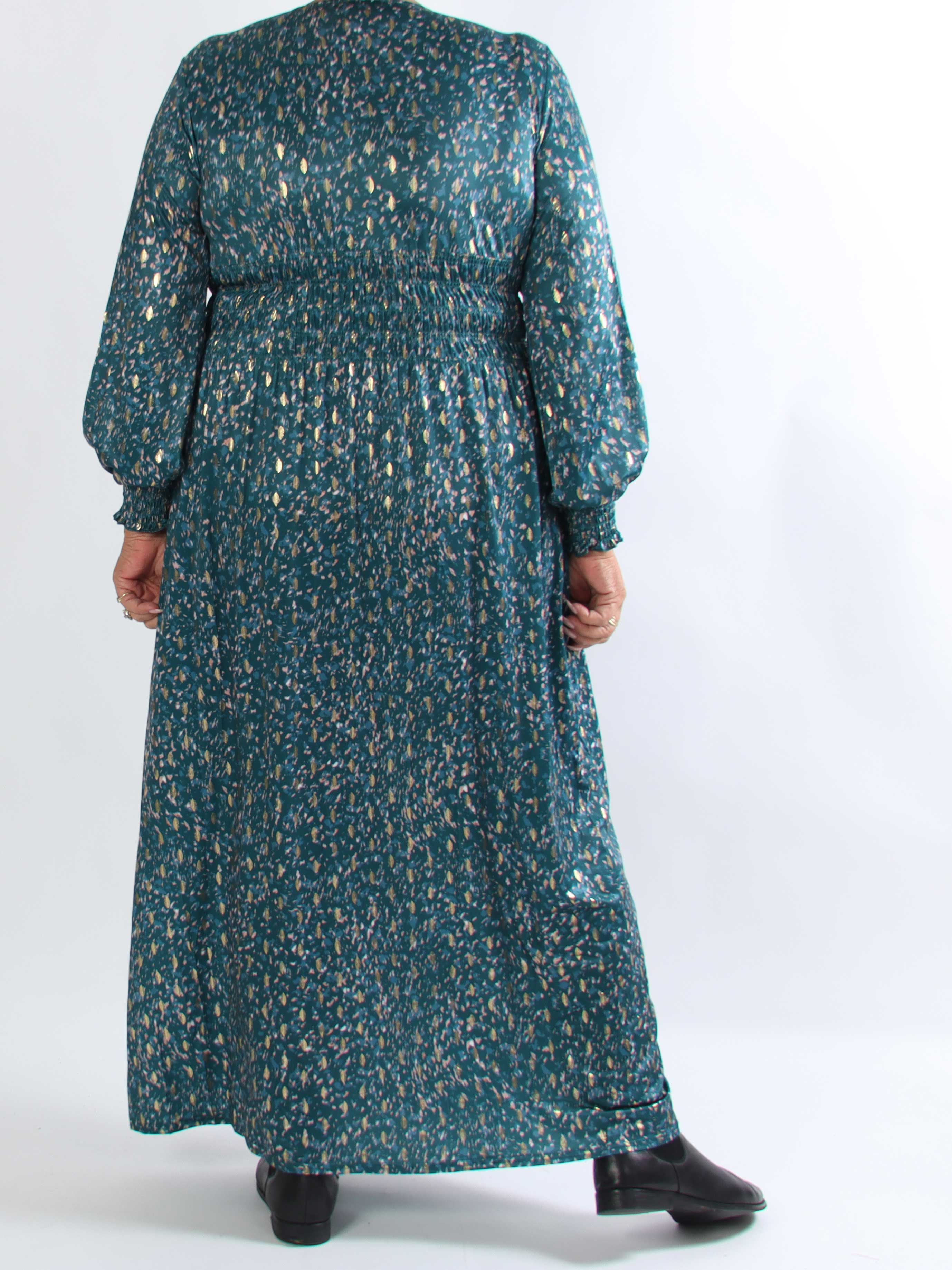 Pams Speckle L/S - Plus size kjole med farverigt mønster og elegante gulddetaljer